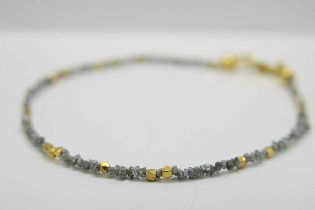 Diamant Armband....zartes Armband mit silbergrauen Rohdiamanten Silber vergoldet