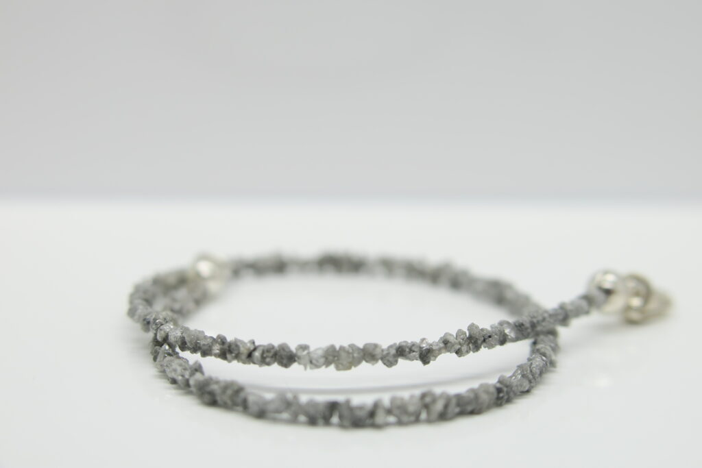 Diamant Armband...glitzerndes, silbergraues Armband aus Rohdiamanten mit Silber
