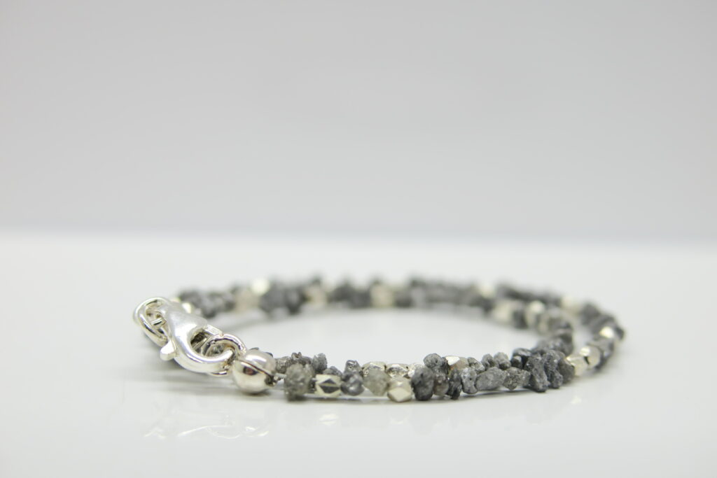 Diamant Armband...zartes, silbergraues Rohdiamant Armband mit Silber