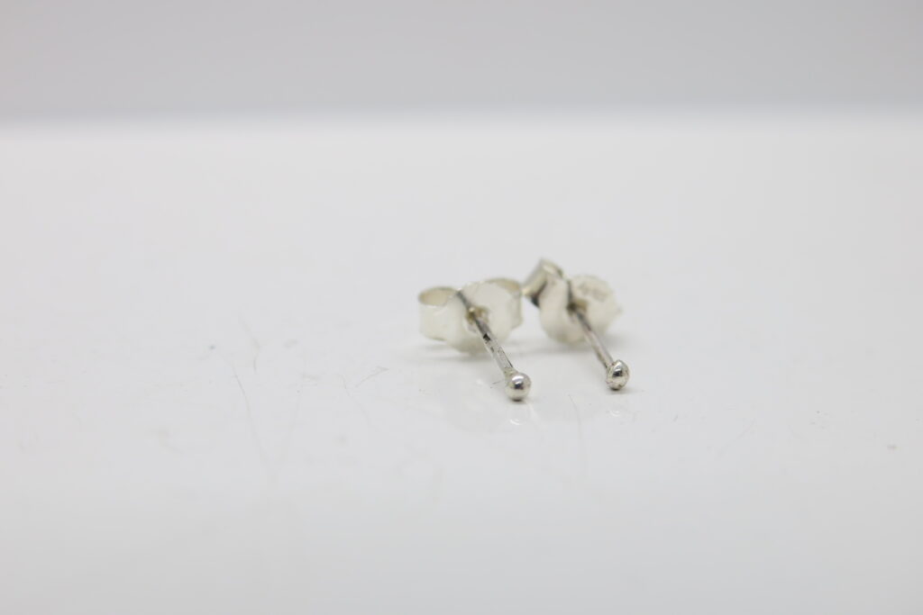 Tiny....superkleine, nur 1,5mm große Ohrstecker mit Kugel aus Silber