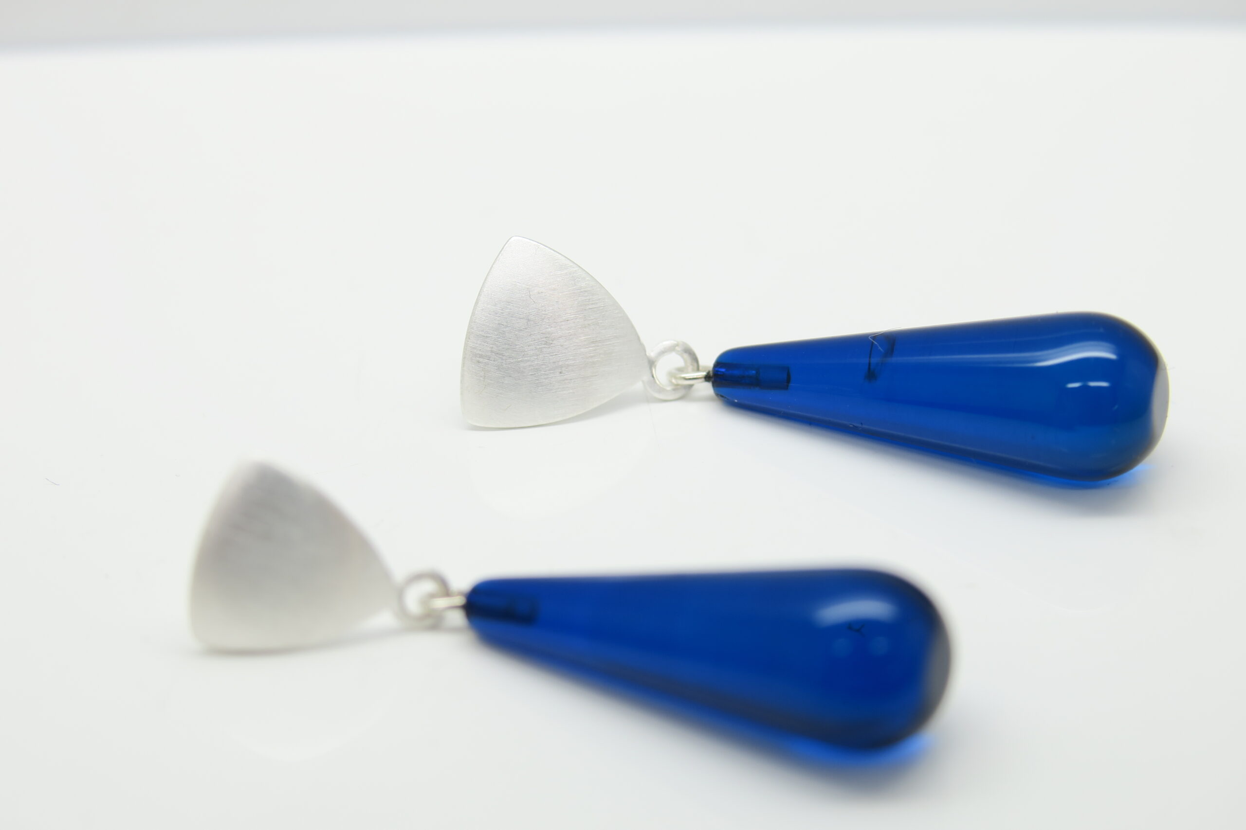 Pebbles-Schmuckdesign - 925 Ohrstecker Bernstein Silber Eleganter Blauer