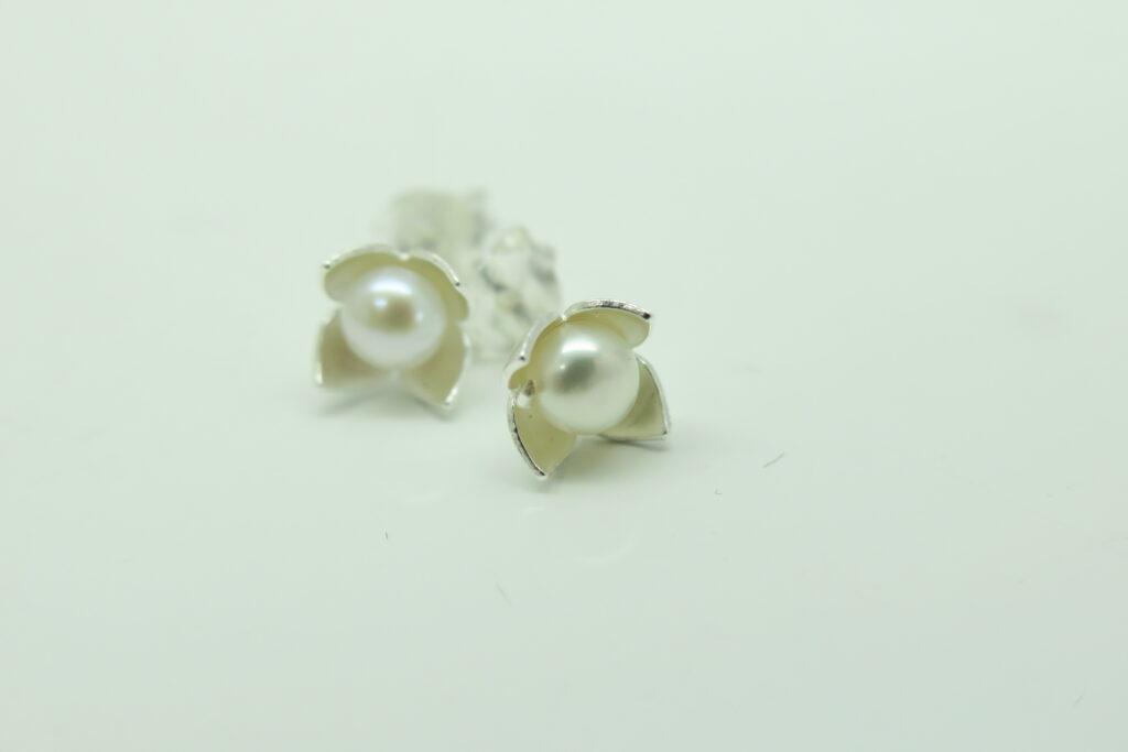 Ohrstecker Silberblüte mit Perle