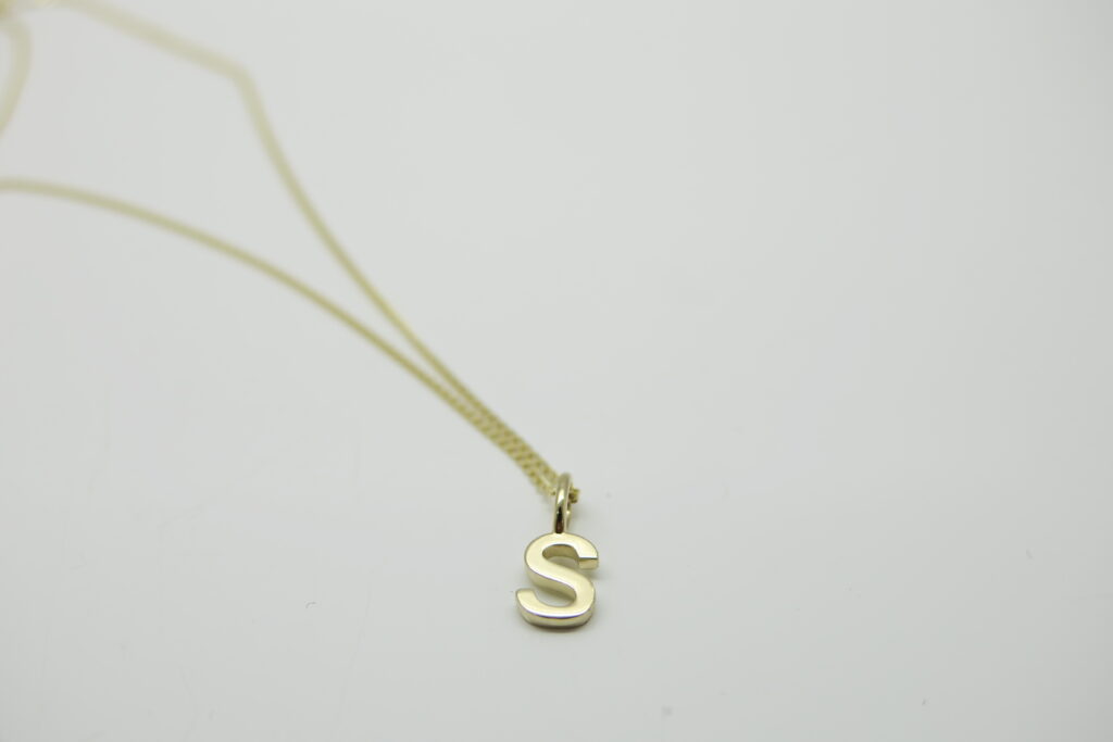 Kleiner, edler Buchstabenanhänger aus 333er Gold mit zarter Goldkette