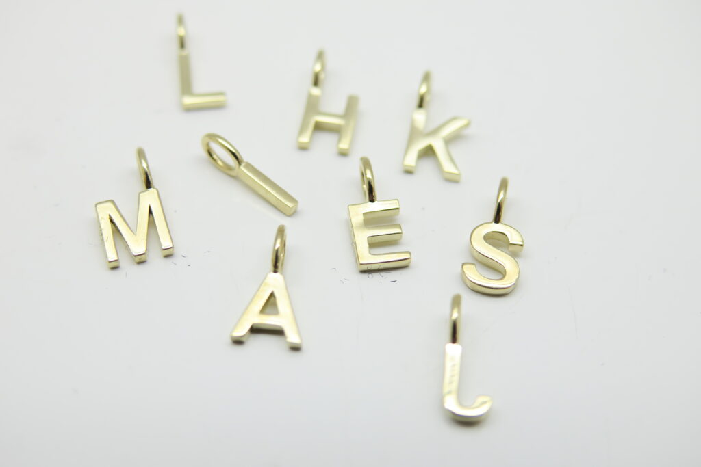 Persönlich & edel, kleiner, massiver Buchstaben-Anhänger 333/8k Gold