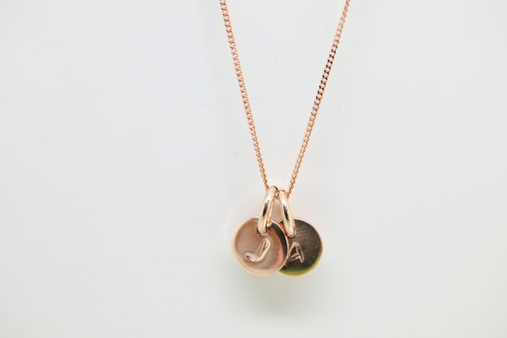 Kleiner Plättchen-Anhänger in 8k/333 Gold, auf Wunsch mit Buchstaben oder Herzchen